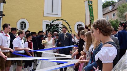 Kirwagesellschaften, Fuerwehrleute, Schützen und Trachtler feiern das Brautpaar Kerstin Lederer und Eric Pilhofer.  	Bild: wku