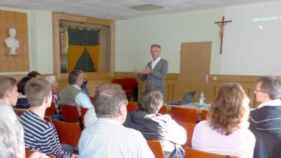 Pfarrer Dr. Werner Konrad aus Viechtach referierte beim Vortrag "Islam und Christentum - Brüder oder Feinde?" im Kolpinghaus Erbendorf. Organisiert hatten den Termin die Pfarrei in Zusammenarbeit mit der KEB.  	Bild: njn