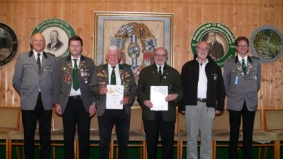 Erfolgreiche Schützen bei überregionalen Wettbewerben zeichnete die Schützengesellschaft anlässlich der Königsproklamation aus. Von links Schützenmeister Alfred Koch und Stellvertreter Jürgen Hecht, Karl Birner sen. und Bruno Salomon sowie Ehrenschützenmeister Horst-Helge Döll und Sportleiter Christian Koch.  	Bild: kgg