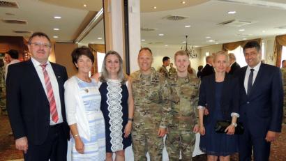 Christopher C. LaNeve (Mitte) ist neuer kommandierender General des 7th ATC. Gemeinsam mit seiner Frau  Kim (links daneben) ist er bereits in sein neues Zuhause - das Forsthaus am Wasserhaus - eingezogen.  	Bild: mor