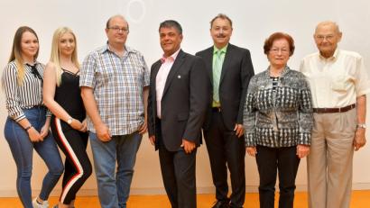 Für langjährige Treue ehrt die Narrhalla Rot-Gelb die Mitglieder Vanessa Igl, Christine Streber, Oliver Fiebig, Präsident Jürgen Mühl, Schatzmeister Reinhard Scharl, Hannelore Schötz und Manfred Strunz (von links).  	Bild: zig