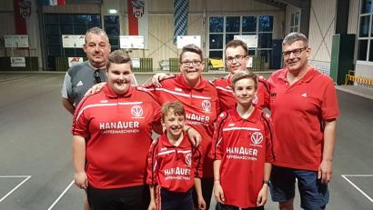 Mit einer geschlossenen Mannschaftsleistung holten die jungen Stockschützen den Titel bei der Bezirksmeisterschaft. 	Bild: exb