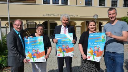 Das Programm für den 19. Kreisjugend- und Familientag stellen (von links) Bürgermeister Max Bindl, Renate Scharf, Landrat Wolfgang Lippert, Sabine Frank und Florian Preisinger vor.	Bild: jr