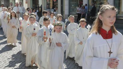 22 Mädchen und Buben traten in St. Martin erstmals an den Tisch des Herrn.  	Bild:  Steinbacher