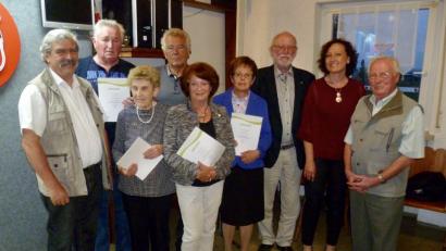 Kreisvorsitzender Reinhard Ott (links) ehrte verdiente Mitglieder (ab Zweitem von links): Anton Reindl (50), Erna Deiß (30), Roland Ott (40), Waltraud Henke (50), Gertraud Hilburger (50), Robert Fischer (40) und Christian Gunreben (50).  	Bilder: usc (2)
