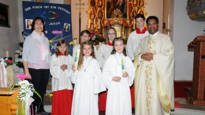 In der Filialkirche St. Peter und Paul in Saltendorf feierten zwei Mädchen ihre Erstkommunion.	Bild: exb
