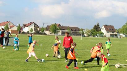 Viel Spaß hatten die Kinder beim Training mit den DFB-Profis.  	Bild:  hä