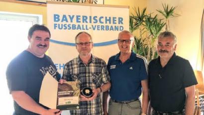 Die herausragenden ehrenamtlichen Leistungen gewürdigt (von links): BFV-Kreisvorsitzender Albert Kellner, Hans Falk, Bezirksehrenamtsbeauftragter Reinhard Rengsberger, DJK-Ehrenamtsbeauftragter Georg Kustner. 	Bild: fdl