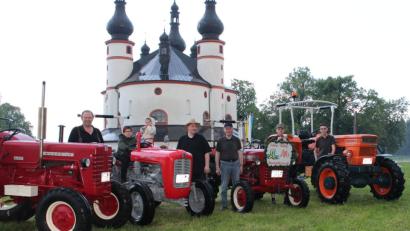 Blitzblank poliert und aufgereiht: Historische landwirtschaftliche Schlepper und modernes Gerät werden am Dreifaltigkeitssonntag zum Kapplfest zu sehen sein. Mitglieder des Oldtimer-Stammtischs Münchenreuth organisieren das Treffen. 	Bild: exb
