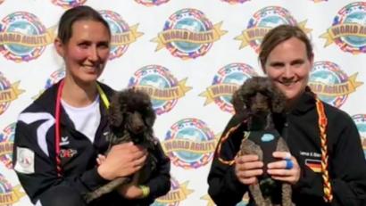 Zwei Oberpfälzerinnen ganz vorne: Sina Just (links) aus Maxhütte-Haidhof wurde mit "Kiss" Vizeweltmeisterin, Lena Westermann (rechts) aus Neumarkt mit "BamBam" Weltmeisterin. Die beiden erfolgreichen Tiere sind Geschwister.  	Bild: Dave Munnings
