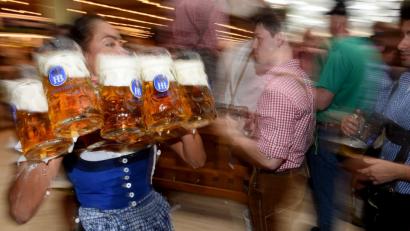 Nicht nur die Maß auf der Wies'n ist oft halbleer: Auch die Beschäftigten in der Gastronomie gehen oft leer aus.  	Bild: Felix Hörhager/dpa