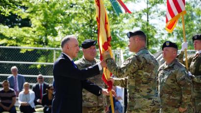 Bild: exb
Die Kommandoübergabe: (von links) Michael D. Formica (Direktor, Installation Management
Command Europe), Lieutenant Colonel Gregory Scrivens (Übergangskommandeur),
Colonel Lance Varney (Scheidender Kommandeur), Command Sergeant Major Michael D. Sutterfield (Command Sergeant Major der US-Garnison)