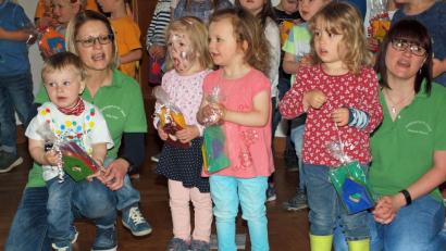 Tolle Blumenhäuschen haben die Kinder für ihre Mamis gebastelt.  	Bild: sön