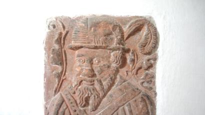 Dieses Steinrelief mit dem Porträt von Jobst vom Brandt findet sich in einer Mauer im Brander Schloss.  	Bild: fpoz