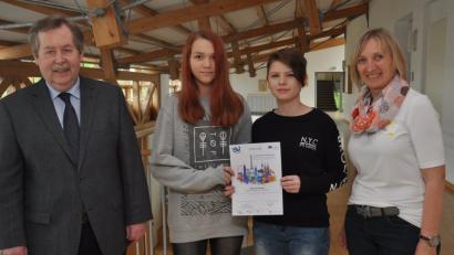 Elena Woppmann aus Vohenstrauß (Zweite von links) und Katja Schlosser aus Großenschwand (Zweite von rechts) freuen sich mit Schulleiter Andreas Meier und Fachlehrerin Gabriele Bulenda über den Preis.	Bild: dob
