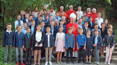 Die mehr als 50 Firmlinge stellten sich nach der Firmung mit Probst Maximilian Korn (Zweite Reihe Mitte) den Pfarrern Gottfried Schubach, Josef Beer (hinten von rechts), Herbert Grosser und Hermann Sturm (hinten Vierter und Fünfter von rechts) sowie den Ministranten den Fotografen. 	Bild: sön