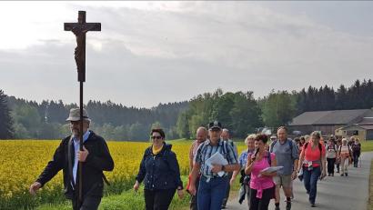 Zu Fuß pilgern Gläubige der Pfarrgemeinde St. Marien von Rothenstadt nach St. Quirin. 	Bild: Dobmeier