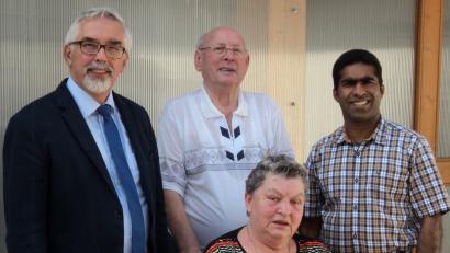 vorne Thekla Gebert mit Ehemann Ludwig freuten sich über die Glückwünsche von  links Bürgermeister Manfred Rodde  und rechts Pfarrvikar Joseph Kokkoth