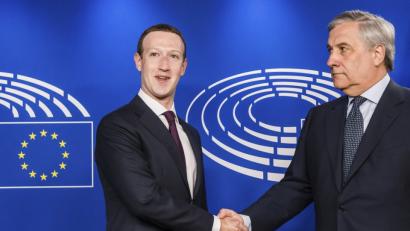EU-Parlamentspräsident Antonio Tajani (rechts) begrüßt Facebook-Chef Mark Zuckerberg im Europaparlament.  	Bild: Geert Vanden Wijngaert/AP/dpa