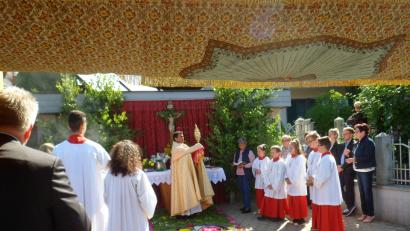 Bild: SOJ
Pater Anish George trug die Monstranz durch die Stra&szlig;en und gab an den vier Alt&auml;ren den Segen.