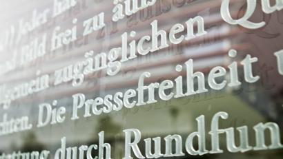 Bild:  Florian Kleinschmidt/dpa 
Das Wort Pressefreiheit in einem Ausschnitt des Artikels 5 des Grundgesetzes. Zu sehen ist es so auf einer Glasscheibe am Außenhof des Jakob-Kaiser-Hauses in Berlin, dem größten deutschen Parlamentsgebäude. Der Artikel 5 schützt die Meinungs- und Pressefreiheit in Deutschland. Bild: Florian Kleinschmidt/dpa