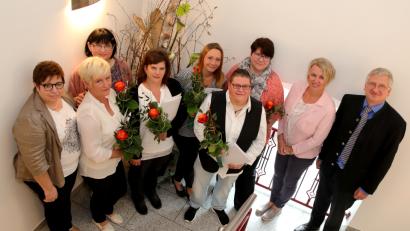 Bild: njn
Die sechs Absolventen des Praxisanleiter-Kurses am Berufsbildungszentrums mit Schulleiterin Hannelore Doleschal (links) sowie (von rechts) Trägervereinsvorsitzender Johannes Reger und stellvertretende Schulleiterin Claudia Wolf.