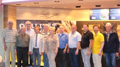 Foto: Stefan Neidl
Die neue Vorstandschaft mit Pfarrer Andr&eacute; Fischer (2.v.r.)