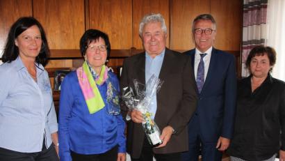 Erhard Hamann ist ein Achtziger, dazu gaben sich am Dienstag viele Gratulanten die Türklinke in die Hand. Unser Bild zeigt von links Doris Schön (CSU-Ortsverband Tirschenreuth), Maria und Erhard Hamann, sowie Bürgermeister Franz Stahl mit Gattin Conny.