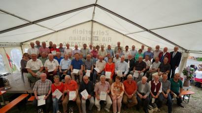 Den Gründungsmitgliedern der Hahnbacher Marktbläser wurde mit Urkunden und Biertragerln gedankt.