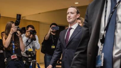 Facebook-Chef Mark wiederholt im Europaparlament die Entschuldigungsworte aus seinen Auftritten im US-Kongress.  	Bild: Geert Vanden Wijngaert/dpa