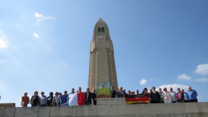 Auf der Terrasse von Douaumont, wo 15 000 Soldaten begraben liegen und die Gebeine von 130 000 Soldaten bewahrt werden, feierten Tirschenreuth und La Ville du Bois die Erneuerung ihrer Freundschaft im Zeichen des Friedens.