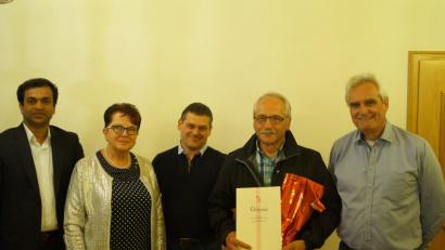 Über die gute Bilanz der Ebnather KAB freuen sich (von links) Pater Anish George, Marita Kuchenreuther, Diözesansekretär Markus Nickl, Hans-Jürgen Enders und Bürgermeister Manfred Kratzer.	Bild: soj