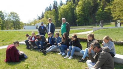 In der KZ-Gedenkstätte Flossenbürg absolvieren die Jugendlichen einen Workshop mit pädagogischer Mitarbeiterin Sara Grandke (links sitzend), Gruppenleiter Gerd Müller (rechts) und Projektleiter Hartmut Schendzielorz (stehend Dritter von links). 	Bild: bk
