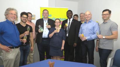 An der Einweihung des FDP-Wahlkreisbüros nahmen Rudi Sommer, Tarek Carls, Thomas Dischinger, MdB Ulrich Lechte, Dr. Claudia Kempf, Pfarrvikar Dr. Stephen Annan, Martin Waßink, Jens Rohn, Stefan Potschaski und Christoph Skutella (von links) teil. 	Bild: Hirsch