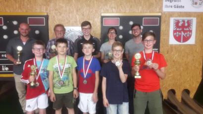 Freudestrahlende Gesichter bei den ausgezeichneten Sportlern (hinten, von links): Markus Luber, Günter Rupprecht, Patrick Hiltl, Andrea Übelacker, Sportwart Uwe Rupprecht, (vorne, von links) Oliver Hampl, Leonhard Kempf, Lukas Niebler, David Morlang und Jonathan Morlang.  	Bild: ruw