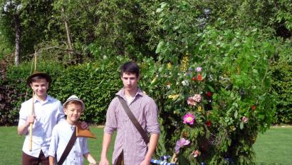 Die Köferinger Jugend und ihr reich geschmückter Pfingstlümmel-Wagen: Bauer Nico Tadin (links) und die beiden Gäule Simon Wenig (Mitte) und Manuel Lehmeier (rechts).	Bilder: mst (2)