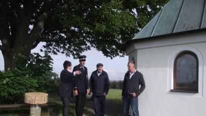 Feuerwehr-Vorsitzende Sieglinde Fleischmann, Rudi Kreis, OWV-Vorsitzender Hans Balk und OWV-Jugendleiter Michael Ertl (von links) treffen letzte Vorbereitungen für das Dreifaltigkeitsfest. 	Bild: ror