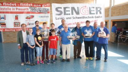 Auf die Wanderfreunde aus Grafenwöhr und Zintlhammer ist Verlass: Quasi als "Stammkunden" dürfen sie sich über Wandertags-Siegerprämien der Wanderfreunde Pressath freuen. Mit auf dem Bild sind Bürgermeister Werner Walberer (links), Vorsitzender Albert Ficker (Zweiter von rechts) und Vizevorsitzender Anton Ficker (Dritter von links).  	Bild: bjp