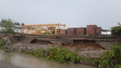 Durch den starken Regen am Samstagnachmittag wurde die Mauer einer Firma in Dürnsricht unterspült und brach teilweise weg.	Bild: Tobias Meier