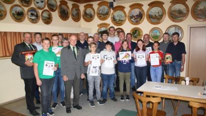 19 Teams mit 146 Teilnehmern haben an der vom Preißacher Schützenverein organisierten Luftgewehr-Gemeindemeisterschaft teilgenommen. Schützenmeister Hans Hey und Vorsitzender Max Wagner (Erster und Siebenter von links) sind stolz auf die Ergebnisse der Schützen.  	Bild: bjp