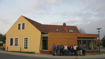 Sie fiebern dem großen Tag der Dorfladeneröffnung entgegen: Bürgermeister Thorsten Hallmann, Dorfladenbeiratssprecher Gerhard Przetak, Geschäftsführer Walter Schäffler (von links) und die künftigen Mitarbeiter.  	Bild: bjp