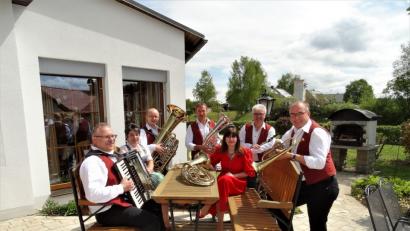 Auch die Wirtshausmusikanten spielen bei der Serenade an Fronleichnam auf.	Bild: Arnold