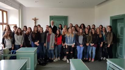 Die Realschülerinnen zusammen mit Richter Peter Neuner im Amtsgericht Tirschenreuth.	Bild: exb