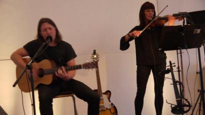 Ihre Instrumente beherrschen beide perfekt: Andreas seine Gitarren, Judith ihre beiden Geigen.  	Bild: hka