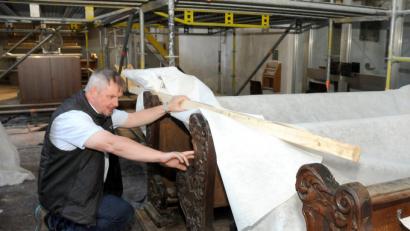 Der Beweis: Der die Sanierung leitende Architekt Heinrich Schwirzer zeigt, wo der Holzwurm aktiv ist.