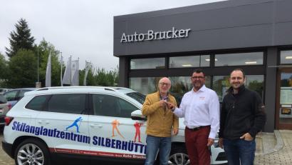 Martin Frenzl, Filialleiter von Auto Brucker in Tirschenreuth, händigt Manfred Gleißner (links) und Matthias Ziegler (rechts) vom Förderverein den Schlüssel für den Skoda Karoq aus. 	Bild: mg