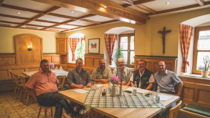 Bayerischer Bauernverband und Bund Deutscher Milchviehhalter an einem Tisch im "Weißen Schwan": (von links) vom BDM Martin Deubzer, Werner Reinl und Hubert Meiler sowie vom BBV Karl Bäumler, Josef Fütterer und Ely Eibisch. 	Bild: Lukas Meister