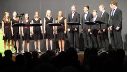 "Vox Aeterna" aus Amberg nahm das Neunburger Publikum mit auf eine musikalische Weltreise der besonderen Art.	Bilder: weu (2)