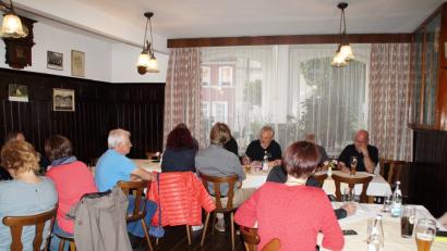 Vorsutzender Georg Besold (Mitte) blickt zurück und stellt die kommenden Veranstaltungen vor.	Bild: kaz