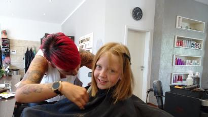 Klara strahlt in die Kamera. N-Joy-Chefin Michelle Siegel arbeitet derweil an der neuen Bob-Frisur.	Bild: rti